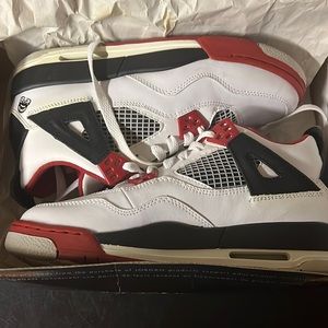 Air Jordan retro size:5 USED flaws shown in picture. Yellow stain.